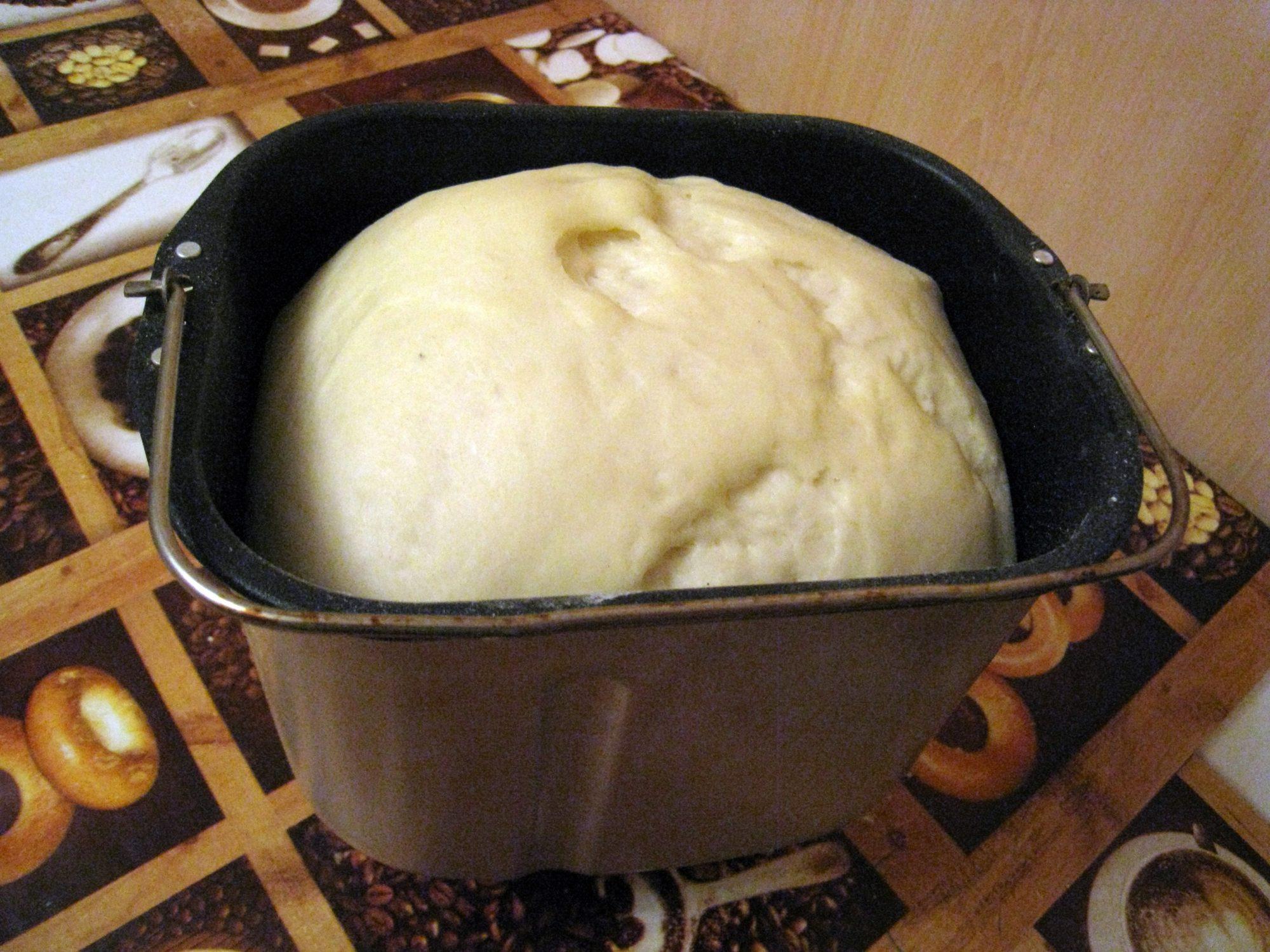 Рецепт дрожжевых пирожков в хлебопечке. Тесто в хлебопечке. Тесто для хлебопечки. Тесто для пирога в хлебопечке. Дрожжевое тесто в хлебопечи.