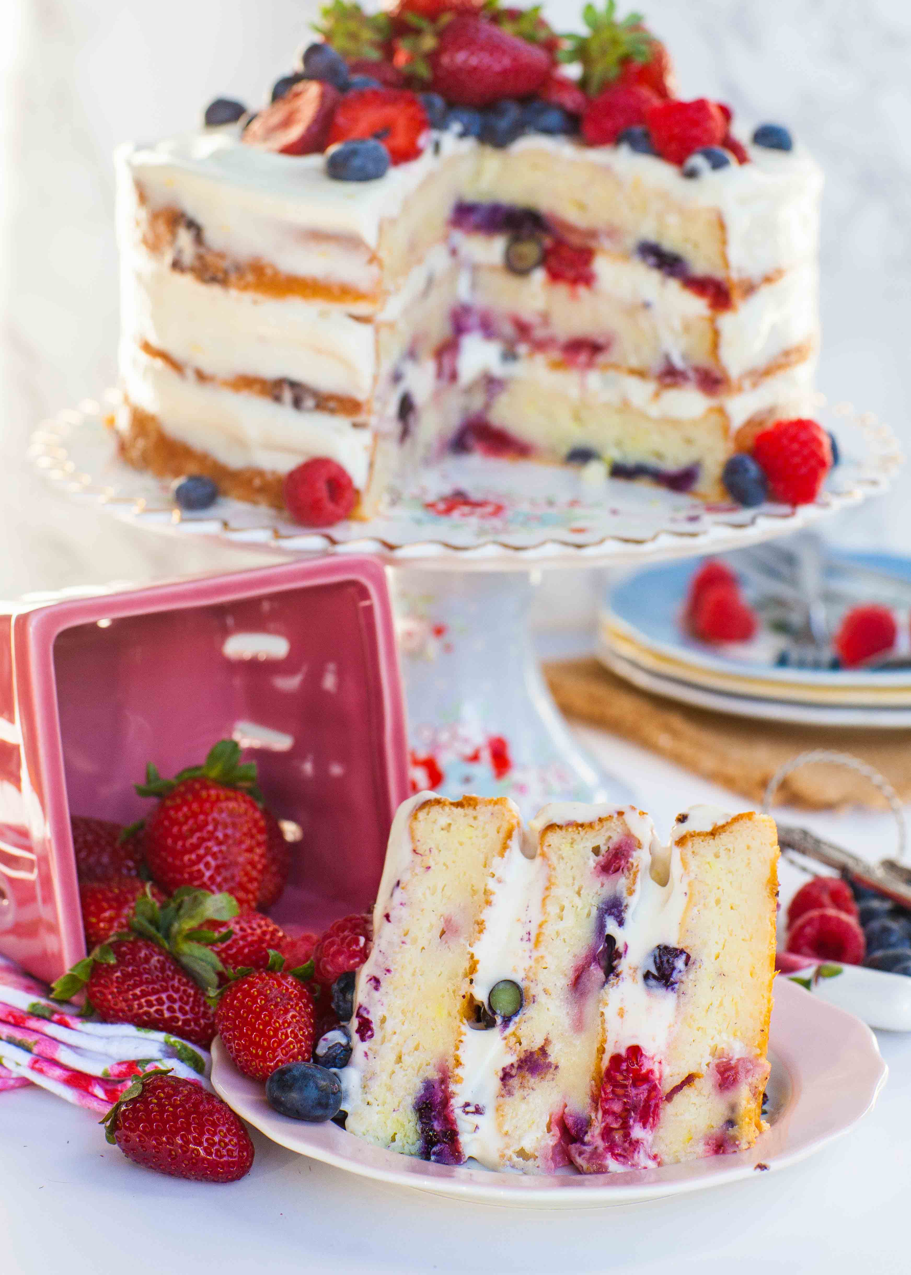 Воздушный бисквитный торт с ягодами и маскарпоне