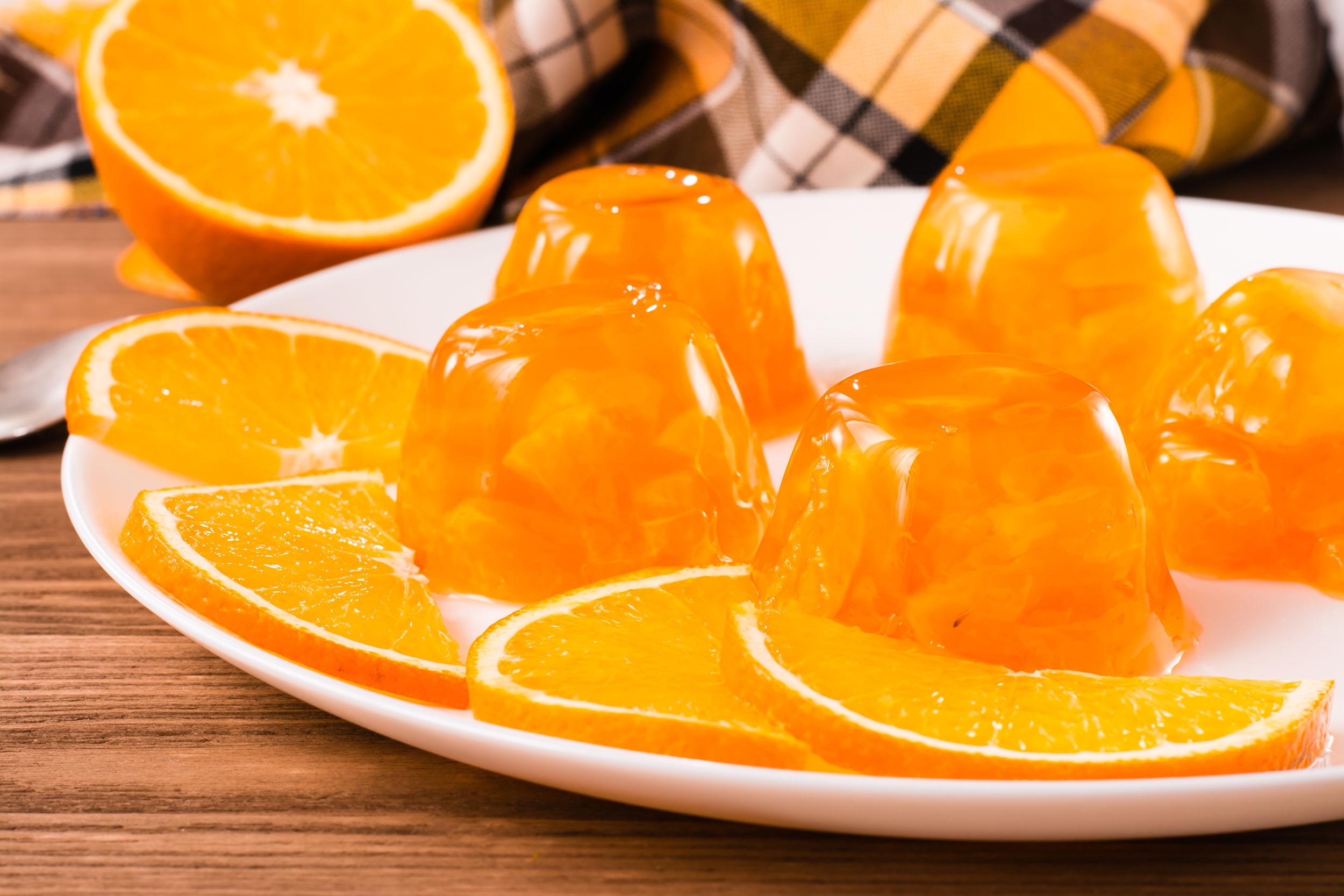Желе получают. Желе из Лимонов апельсинов мандаринов. Апельсиновое желе с дольками апельсина. Мандариновое желе. Желе из мандаринов.