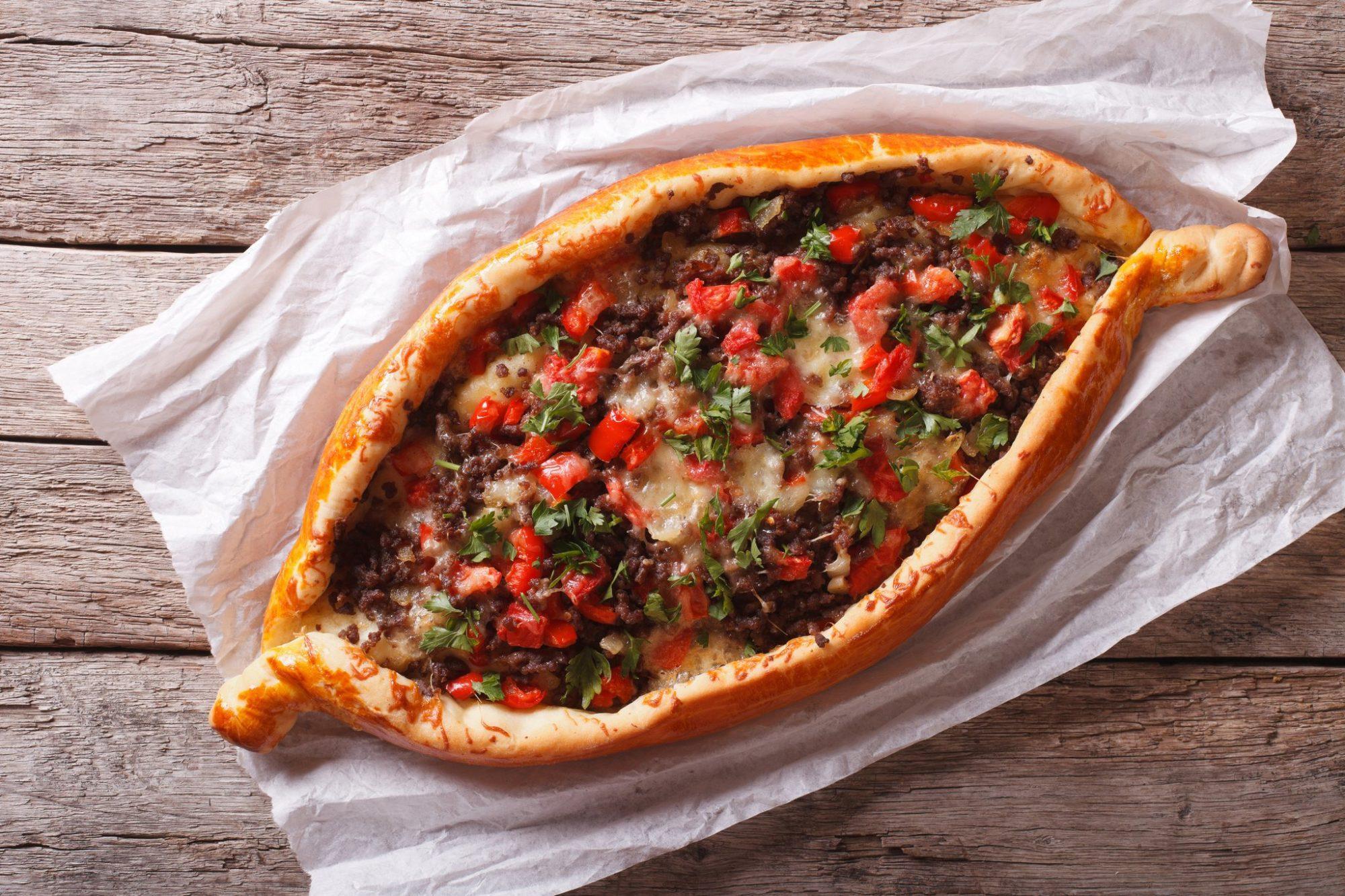 турецкая пицца с фаршем и помидорами в духовке фото 2