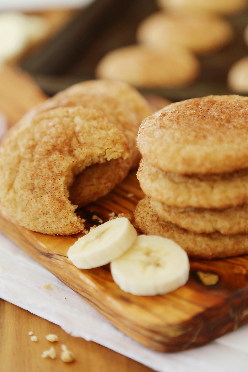 Рецепт овсяных печений с бананом. Печенье. Печенье с бананом. Печенье домашнее. Печени бананы.