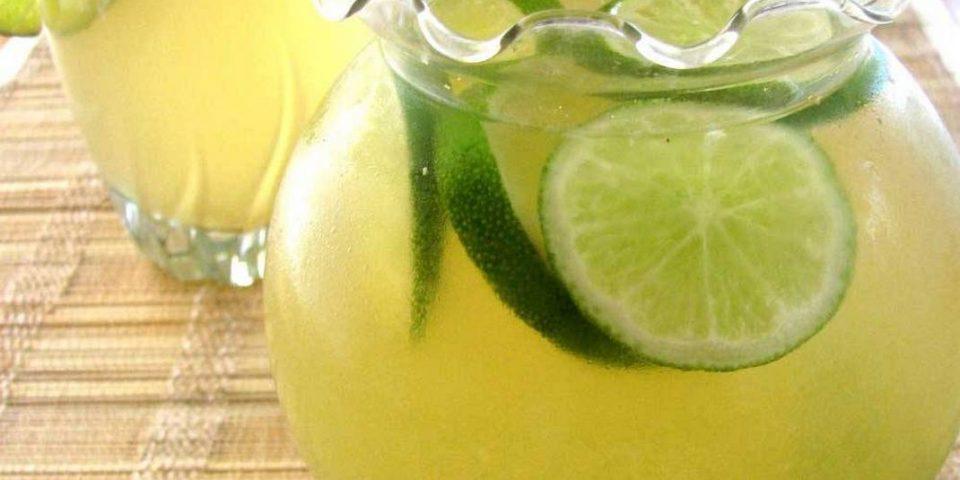 Домашний лимонад рецепт из лимонов и мяты. Огуречный лимонад. Лимонад яблоко. Огуречный лимонад рецепт. Soak огуречный лимонад.