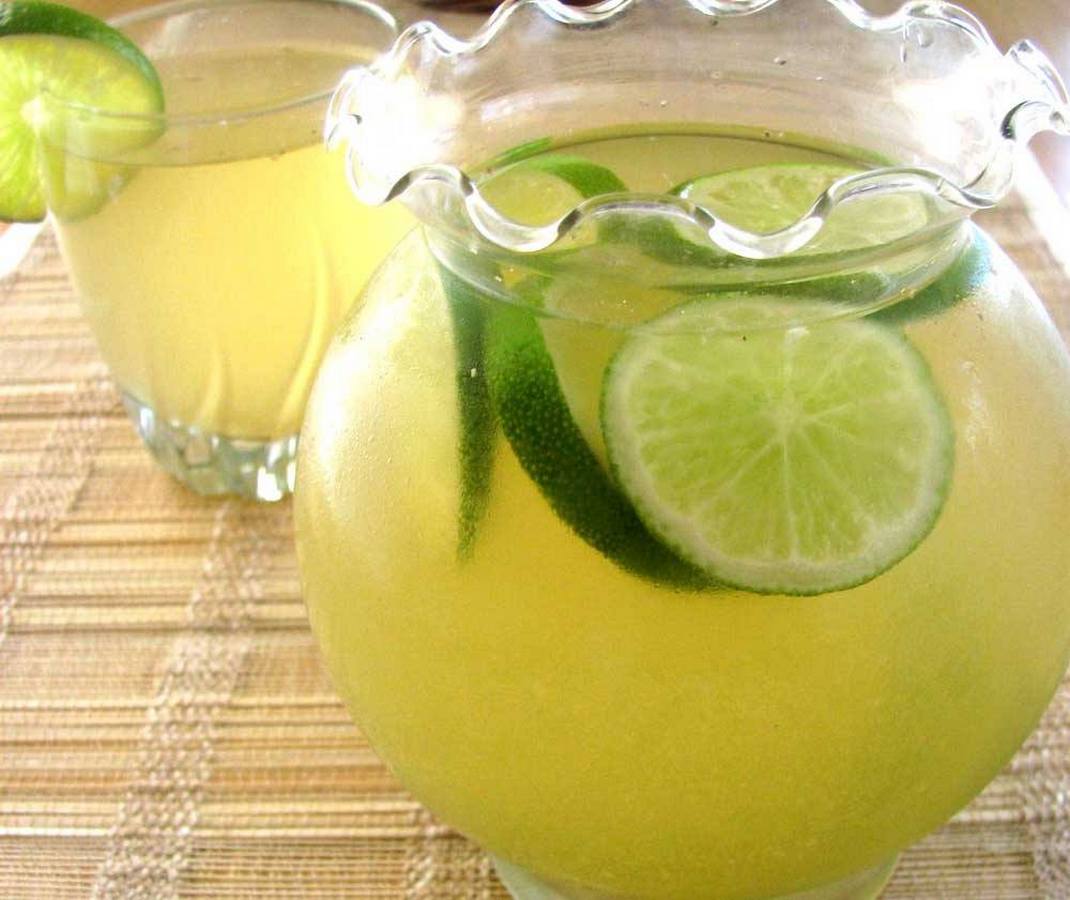 Сок из лимонов в домашних условиях. Лаймовый лимонад. Яблочный лимонад. Цитрусовый лимонад. Компот из лимона.