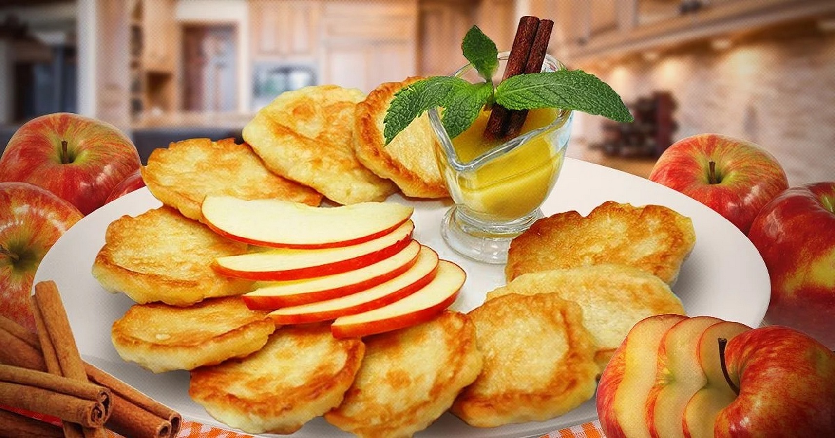 Завтрак 2 яблока. Яблочные оладьи. Пышные оладьи с яблоками. Яблочное творожные аладьи. Оладьи с яблоками на кефире.