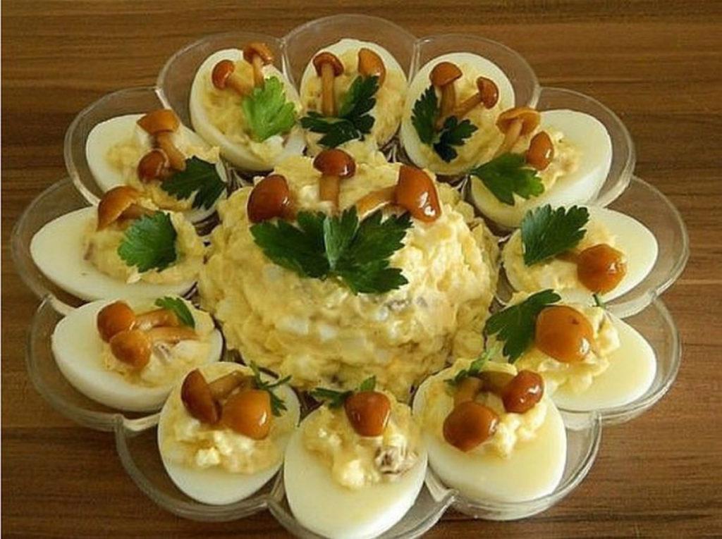 6 яиц, 3 шт картофеля и 100 г опят для самого вкусного в мире салатика с опятами